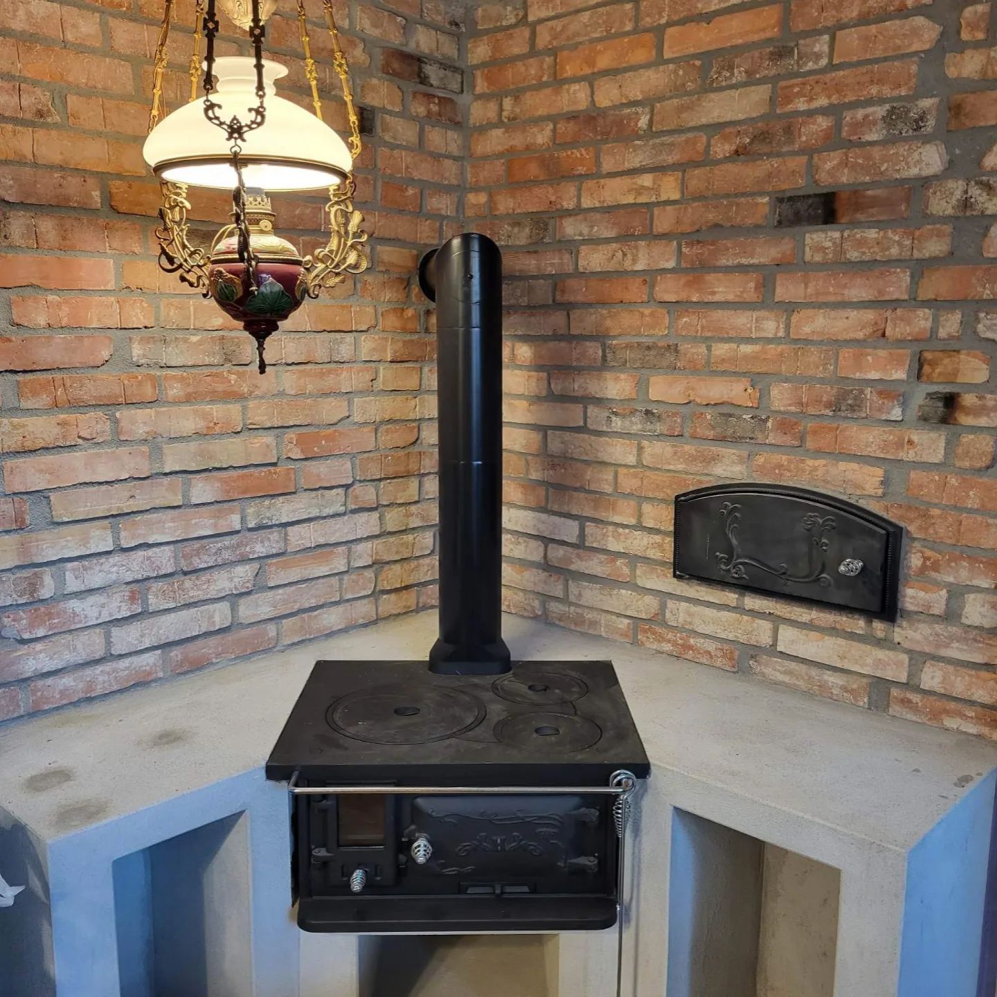 Vedspis med skorsten i murad tegelvägg