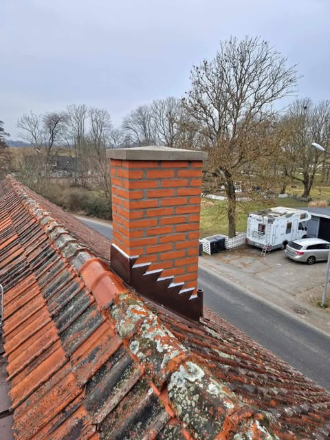 Murad tegelskorsten på tak