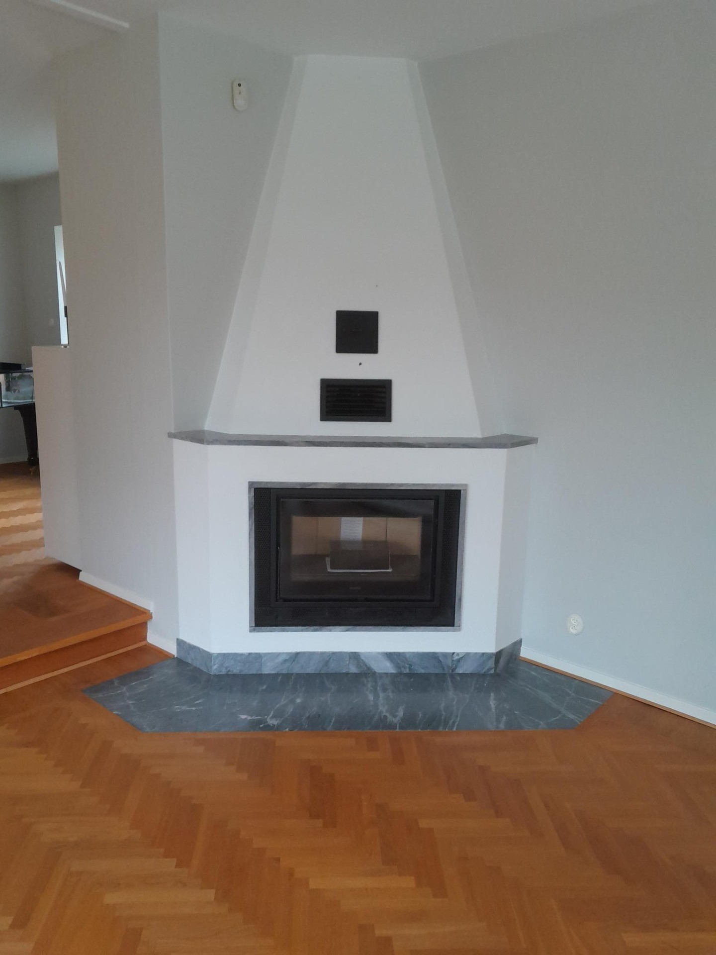 Hörnspis med marmor och insats